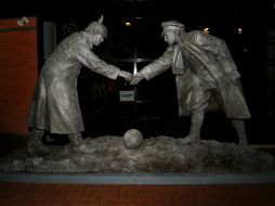 Esta estatua conmemora el encuentro supuestamente celebrado entre las trincheras de ambos bandos en las fiestas navideñas de 1914. AP / R. Vieira