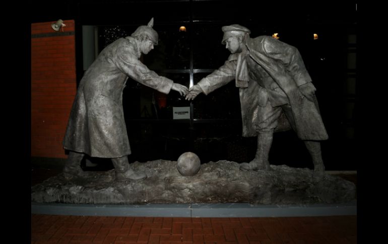 Esta estatua conmemora el encuentro supuestamente celebrado entre las trincheras de ambos bandos en las fiestas navideñas de 1914. AP / R. Vieira