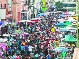 DESBORDADOS. El número de vendedores ambulantes y de clientes en busca de un regalo navideño en la zona de Obregón fue abrumadora. EL INFORMADOR / F. Atilano