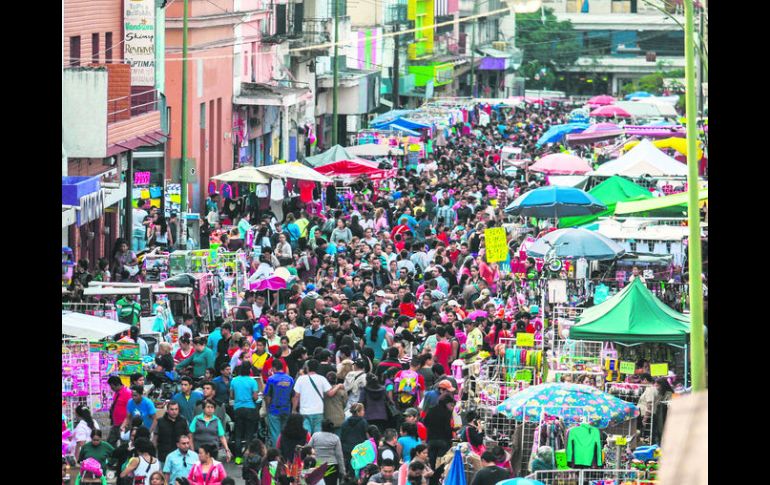 DESBORDADOS. El número de vendedores ambulantes y de clientes en busca de un regalo navideño en la zona de Obregón fue abrumadora. EL INFORMADOR / F. Atilano