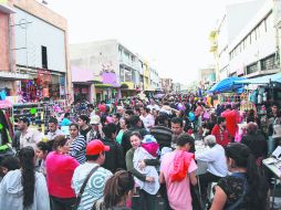 Saturada. Ambulantes y compradores invaden el arroyo vehicular y las calles para desplazarse. EL INFORMADOR / F. Atilano
