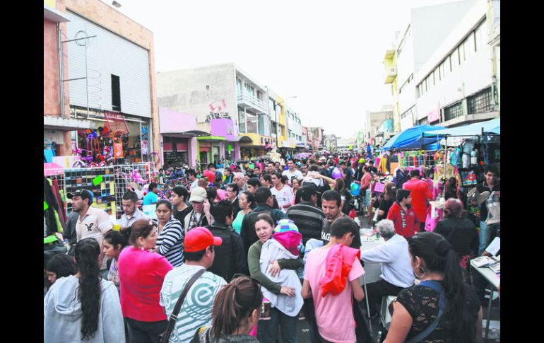 Saturada. Ambulantes y compradores invaden el arroyo vehicular y las calles para desplazarse. EL INFORMADOR / F. Atilano