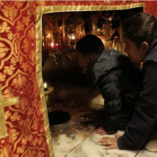 Fieles acuden a Belén para Navidad