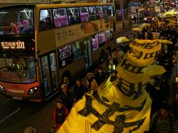 Los manifestantes portan pancartas de varios metros en las que puede leerse 'Queremos un verdadero sufragio universal'. AFP / A. Tam
