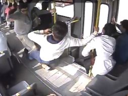 Una cámara capta cómo algunos caen de sus asientos al momento del impacto. FACEBOOK / Ruta 622