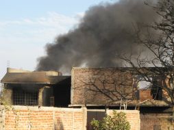 Las llamas llegaron a alcanzar unos 10 metros de altura, según estimaron testigos. EL INFORMADOR /