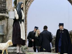Tras haber escalado las barreras metálicas, es rápidamente detenida por la gendarmería vaticana. AFP / V. Livieri