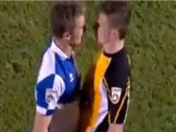 Imagen del beso que se da en la Quinta División de Inglaterra. ESPECIAL / Youtube