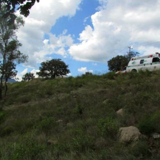 Camioneta se va a barranco en Tecalitlán