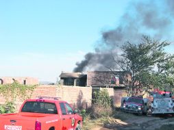 La Garita y Plutarco Elías Calles. Bomberos acudieron a sofocar el incendio. EL INFORMADOR /