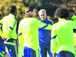 Mourinho y sus Blues encaran una de las etapas más pesadas en el calendario en la Premier League,con la misión de conservar el liderato AFP /