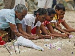 En Sri Lanka celebran una ceremonia en el lugar donde las olas gigantes se llevaron por delante un tren, matando a mil pasajeros. AP / E. Jayawardena
