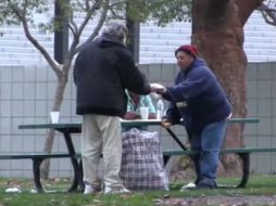 La sorpresa fue que el sujeto fue a buscar a otros vagabundos para compartir los alimentos. YOUTUBE / JoshPalerLin