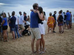 Una pareja se abraza durante la ceremonia de conmemoración a las víctimas suecas. AP / W. Maye-E