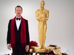 El actor se ve junto a una escultura idéntica a la estatuilla que simboliza la premiación. YOUTUBE / Oscars