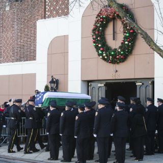 Velan en NY a policía hispano asesinado