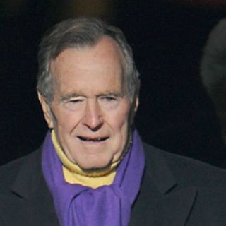 George H. W. Bush con buen ánimo, tras tres días internado