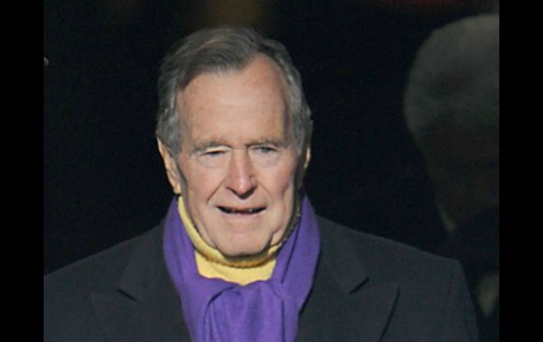 Bush padre fue conducido en ambulancia el martes pasado al hospital luego de presentar dificultades para respirar. AFP / ARCHIVO