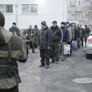 Ucrania y rebeldes intercambian prisioneros