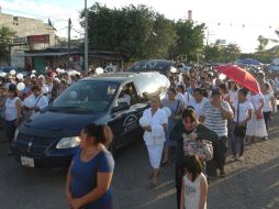 Familiares y feligreses participan en el funeral del sacerdote secuestrado y asesinado esta semana en Guerrero. EFE / STR