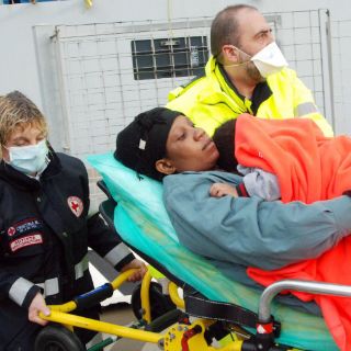 Bebé nacido en el mar en Navidad conmueve a Italia