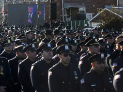 Los agentes se voltearon cuando el alcalde Bill de Blasio daba un discurso a través de pantallas. AP / J. Minchillo
