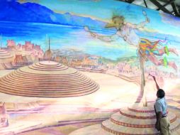 Jorge Monroy agregando  con paciencia y talento delicadas y precisas pinceladas al mural. EL INFORMADOR / P. Fernández