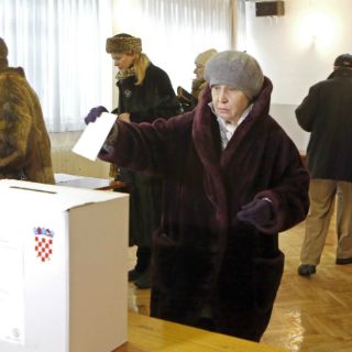 Croacia elige presidente, sumida en una crisis económica