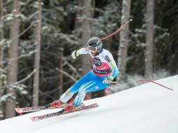 Ganong aventaja en nueve centésimas de segundo al austríaco Matthias Mayer. EFE / J. Groder