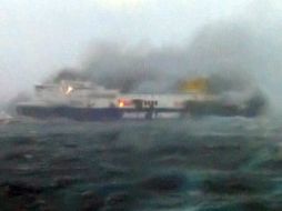 Las operaciones de rescate se realizan en condiciones difíciles, con vientos, lluvias y granizo. EFE / Especial