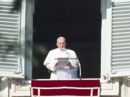 'Aquí paramos un poco y en silencio rezamos por todas estas familias en dificultad', afirma el Papa. EFE /