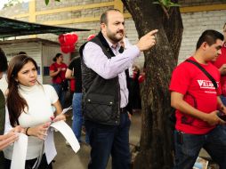 En su arranque, pegó algunas calcas a los escasos vehículos que accedieron a portar el nombre de Villanueva. EL INFORMADOR / J. A. Mendoza