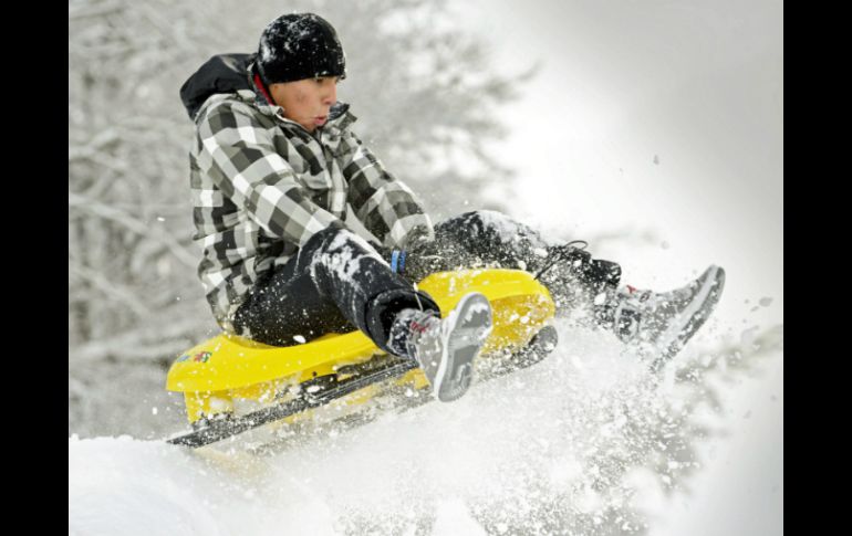 Los esquiadores y profesionales se alegran por el inicio de la temporada. EFE / L. Gillieron