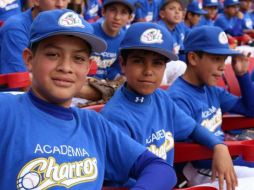 Los visitantes persiguen un sueño: algún día formar parte del equipo profesional de Charros. TWITTER / @charrosbeisbol
