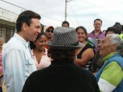 Lemus recorre algunas de las calles de la colonia y sostuvo una charla con los vecinos. TWITTER / @MovCiudadanoJal