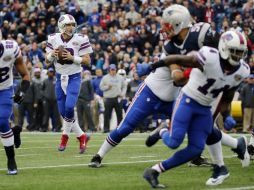 El mariscal de campo de los Bills, Kyle Orton, conecta un pase para touchdown. AP / E. Amendola