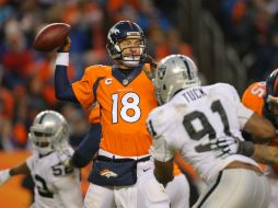 Durante 51 duelos en fila, Peyton Manning (18) lanzó al menos un envío de touchdown, y se quedó a tres del récord de la NFL. AFP / J. Edmonds