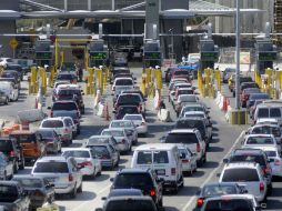 Instalarán baños, y auxilio mecánico para conseguir gasolina, pues muchos se quedan sin ella en la fila. NTX / ARCHIVO