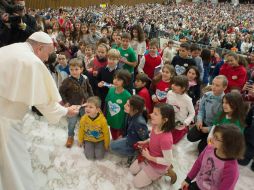 El Papa Francisco ofrece regalos a los niños, durante una de las reuniones de fin de año del Pontífice. EFE /