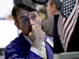 Los indicadores fluctúan después de que los bonos del tesoro de EU se fortalecieran por la incertidumbre política en Grecia. AP / ARCHIVO