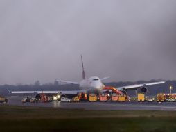 Servicios de emergencia rodean al Boeing 747 después de que realizara un aterrizaje forzoso. NTX / G. Fuller