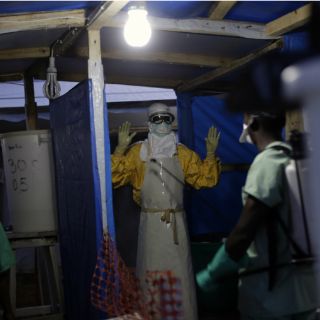 Casos de ébola superan los 20 mil: OMS