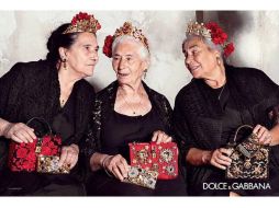 Las mujeres lucen bolsos y carteras de la compañía italiana de moda. TWITTER / @dolcegabbana
