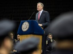 Asimismo, unas 12 personas le dieron la espalda al alcalde mientras ofrecía su discurso. AFP / A. Burton