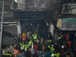 Los servicios de emergencias tuvieron dificultades para llegar hasta el lugar del incendio debido a lo estrecho de las calles. AFP / A. Ali