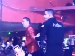 En un video que circula por Internet, se ve como el cantante Javier Rosas camina hacia la parte trasera al escuchar las detonaciones. YOUTUBE / Gabriel Enriquez