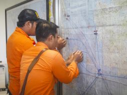La Agencia Nacional de Búsqueda y Rescate de Indonesia informa que la aeronave podría estar en el fondo del mar. EFE / M. Nagi