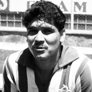 A dos años de su partida, Chivas recuerda a su leyenda 'Chava' Reyes