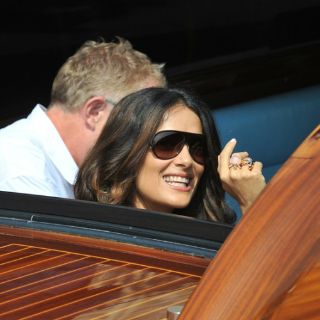 Salma Hayek, sexy en bikini a los 48 años