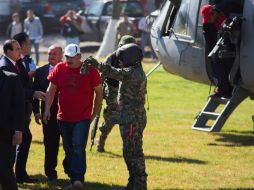 Luis Antonio Torres (c) llega a Morelia tras su traslado en helicóptero. EFE / L. E. Grandos